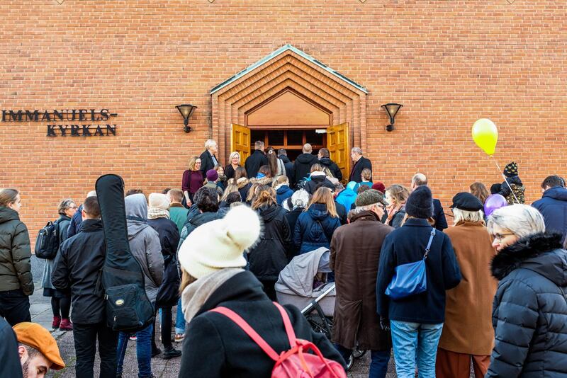 På Immanuelskyrkans kyrktrappa samlades folket från Vineyard och Immanuelskyrkan för att ta emot Korskyrkans vänner. En symbolik för att de tre norrköpingsförsamlingarna från och med nu huserar under samma tak.