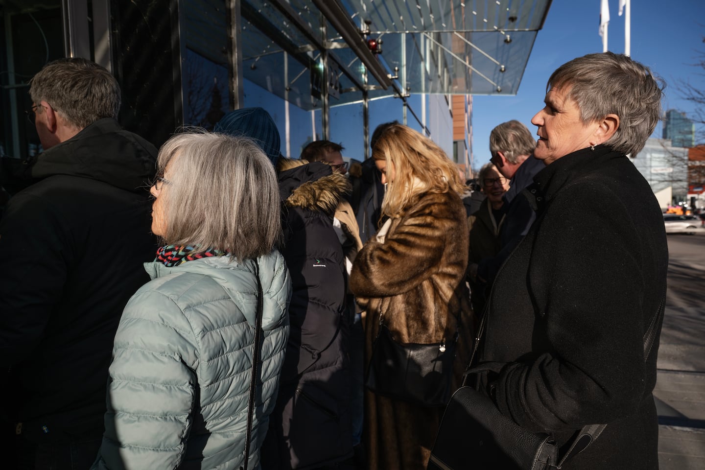 2025-03-14 Västerås

Åhörare väntar på att bli insläppta i Västerås tingsrätt på fredagsmorgonen. Ett mycket stort antal besökare köade utanför rättssalen, det är tveksamt att alla får plats.

Under den första dagen ska båda sidor lägga fram sina argument kring uppsägningen av Daniel Alm, och den stämningsansökan han lämnat in mot församlingen. Alm har varit församlingens pastor i närmare 18 år fram till för ett år sedan, och kräver att uppsägningen ska ogiltigförklaras och vill ha skadestånd.