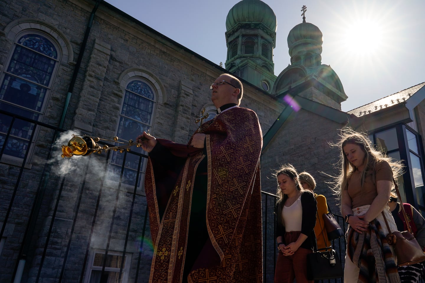 Fader Mykola Ivanov under Långfredagen i "Transfiguration Of Our Lord Ukrainian Catholic Church", i Shamokin, Ukraina.