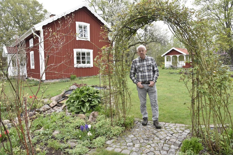 Trädgårdsentusiasten Bengt Tonnvik i Toftaholm visar med stolthet upp sin vårgrönskande trädgård.