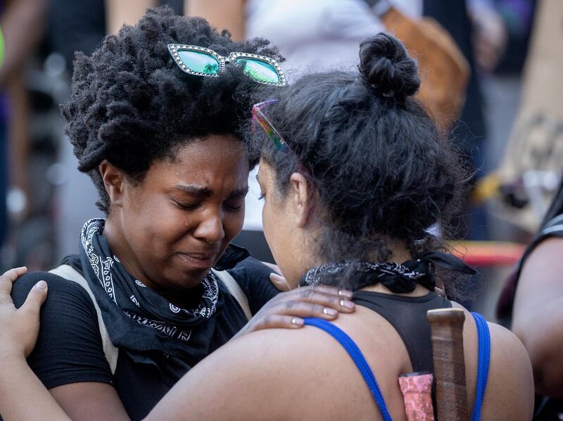 Unga amerikaner protesterar mot polisvåldet i Minneapolis. USA har skakats av demonstrationer och upplopp efter Floyds död, som många menar är droppen när det gäller polisvåld riktat mot afroamerikaner.