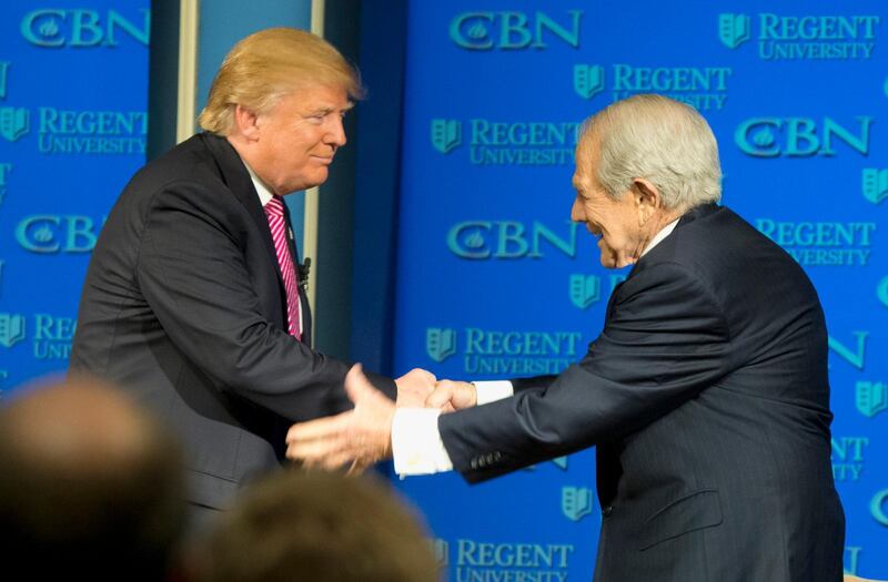 Pat Robertson tillsammans med Donald Trump, då presidentkandidat, under valrrörelsen 2016.