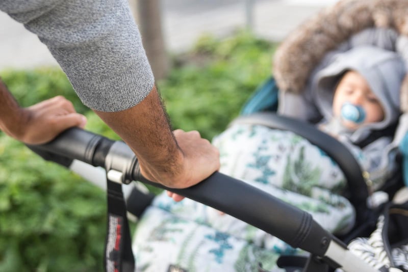 Omdebatterad försäkring. I dag tar mammor ut cirka 75 procent av föräldrapenningdagarna medan pappor tar ut cirka 25 procent.