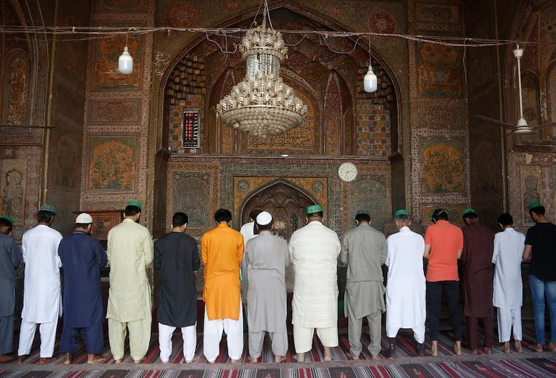 Fredagsbön i Peshawar, Pakistan, där de bedjande inte håller avstånd trots varningar från myndigheterna.