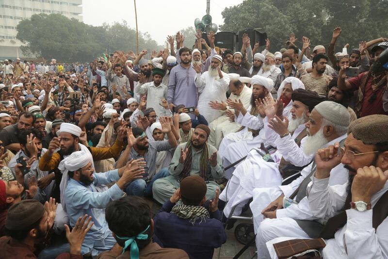 Inför nya förhandlingar fruktar Asia Bibis man att prästerskap från islamistiska rörelser ska omringa domstolen och försöka påverka utgången. På bilden: radikala islamister har samlats för att protestera mot Bibis frigivande.