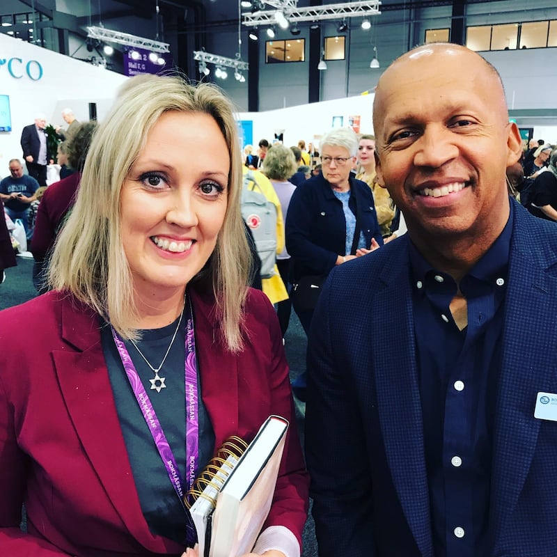 Bryan Stevenson vid bokmässan i Göteborg förra året, tillsammans med Felicia Ferreira, chefredaktör på Dagen och vd för förlaget Libris.