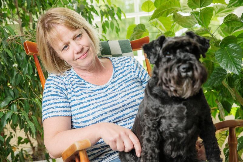 Vuokko Koponen förlorade sin man i fyrtioårsåldern när han tog sitt liv. Hon blev ensam med tre barn i skolåldern. Hunden Mimi var en tröst i sorgen och tvingade ut henne i den friska luften.