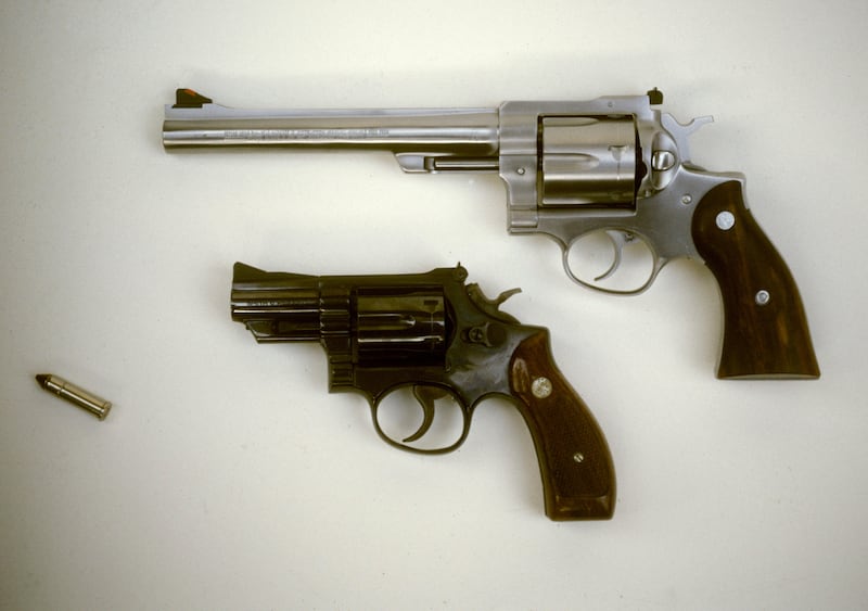 ARKIV 19886MARS
Två stycken revolvrar av märket Smith & Wesson 357 Magnum och en patron metal piercing, fabrikat Winchester som tros vara det vapen och ammunition som användes vid mordet av Sveriges statsminister Olof Palme. Statsministern sköts till döds av en okänd gärningsman i hörnet av Sveavägen och Tunnelgatan omkring tjugo minuter över elva på kvällen den 28:e februari 1986, när han och hans fru Lisbet promenerade hem efter ett biobesök tidigare på kvällen.
Foto: Svenskt Pressfoto / SCANPIX / Kod: 20360