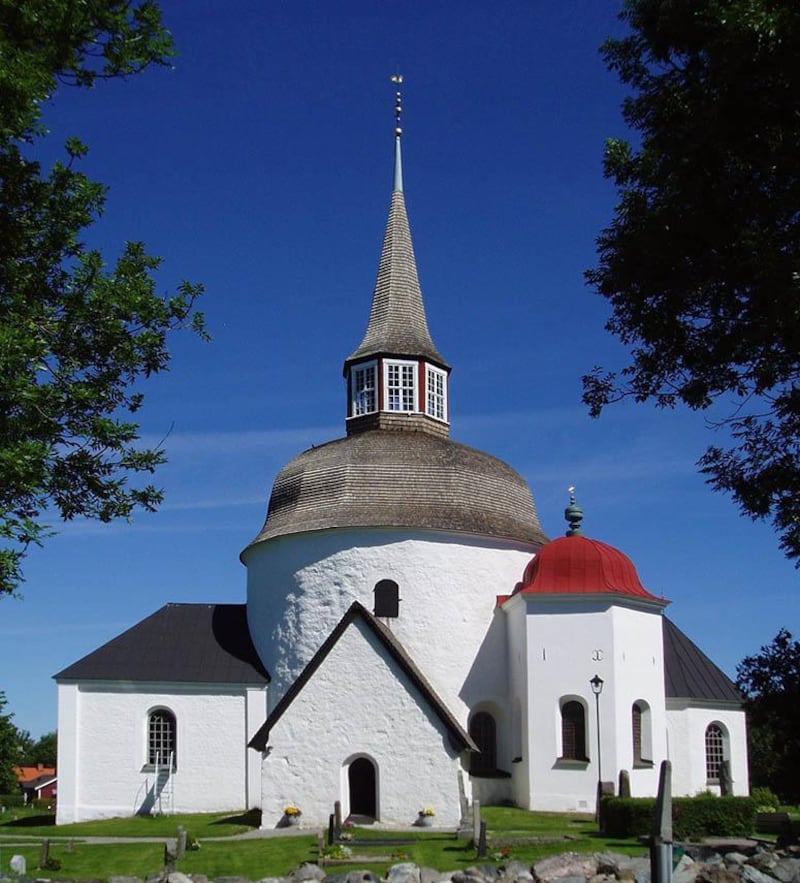 Munsö kyrka är belägen i Ekerö kommun i Stockholms län. Kyrkan är en rundtornskyrka, byggd i slutet av 1100-talet med ett försvarstorn åt ärkebiskopen, som då ägde Bona gård belägen strax öster om kyrkan.