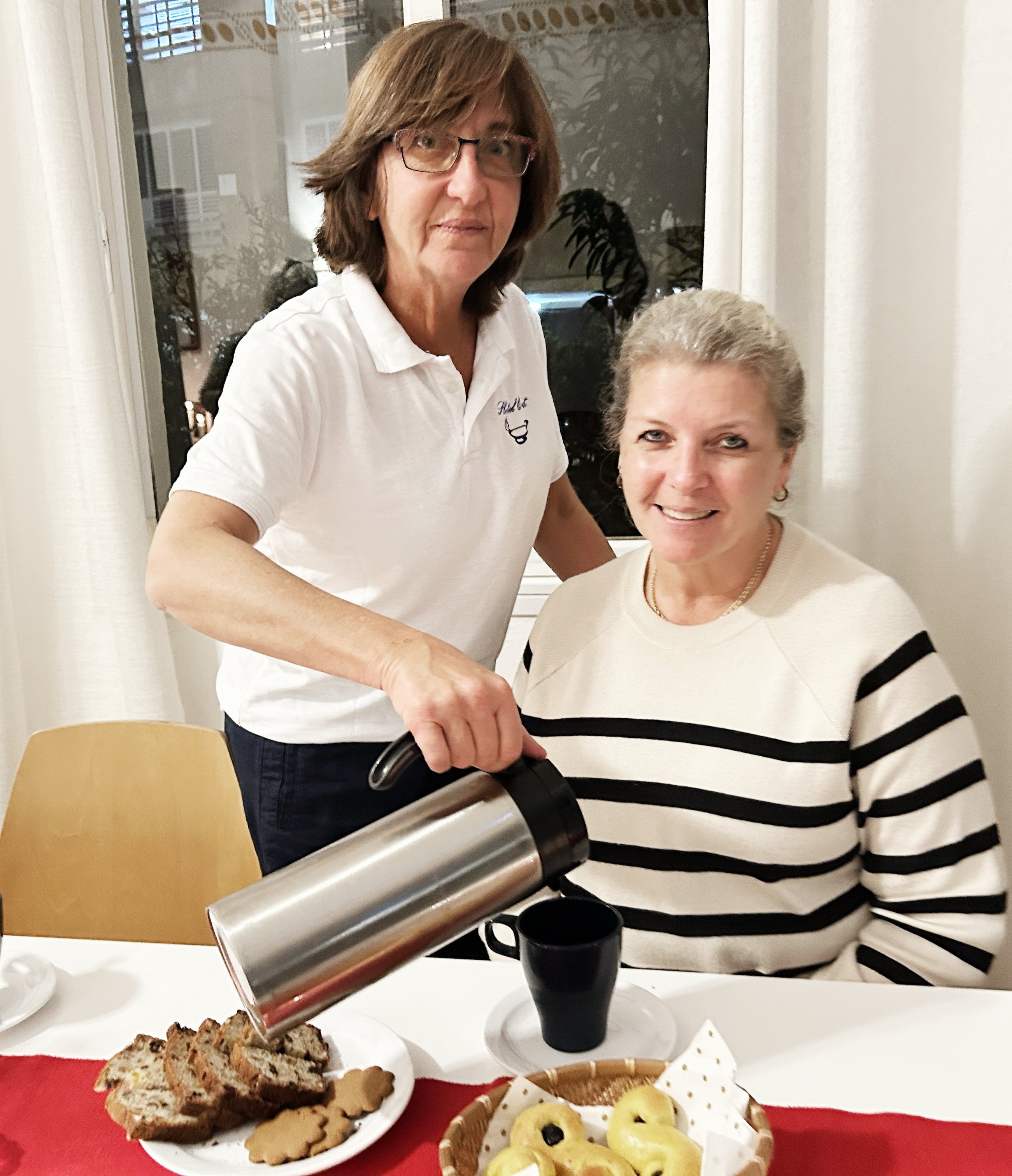 Marita Usi, föreståndare på hotell Orit i Netanya i Israel, serverar adventskaffe till Susanne Nissan.