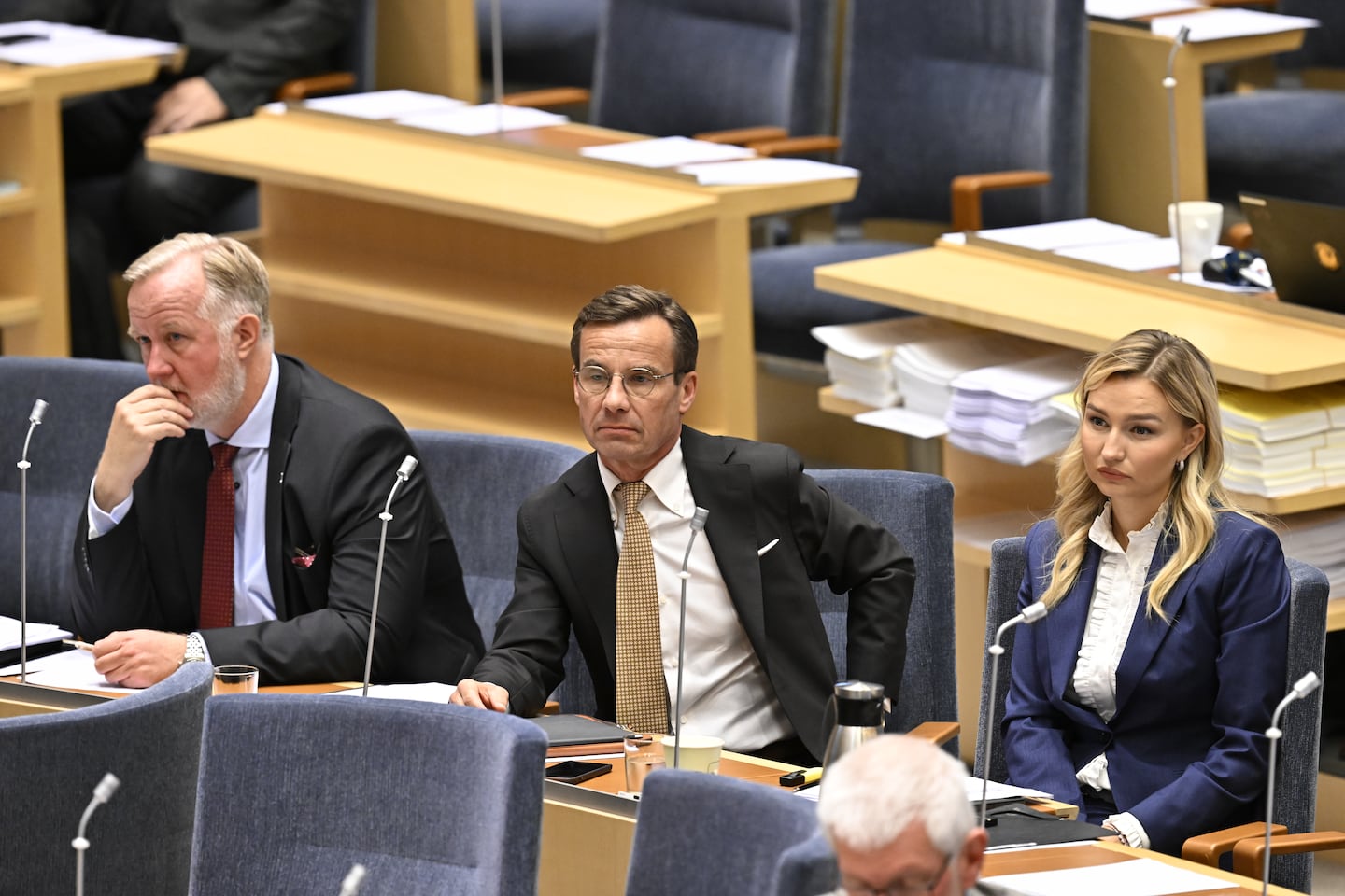 Liberalerna partiledare Johan Pehrson (L), Moderaternas partiledare Ulf Kristersson (M) och Kristdemokraternas partiledare Ebba Busch (KD) i riksdagen.