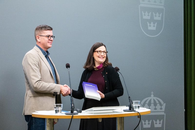 Utredare Lars Arrhenius, till vardags direktor för Läkarmissionen, och utbildningsminister Anna Ekström (S).