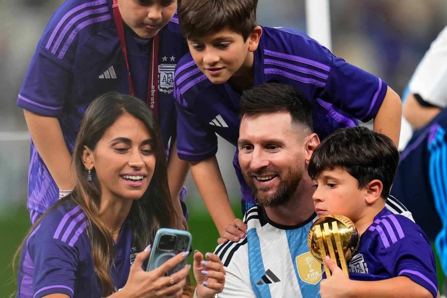 Lionel Messi firar VM-guldet med sin familj.