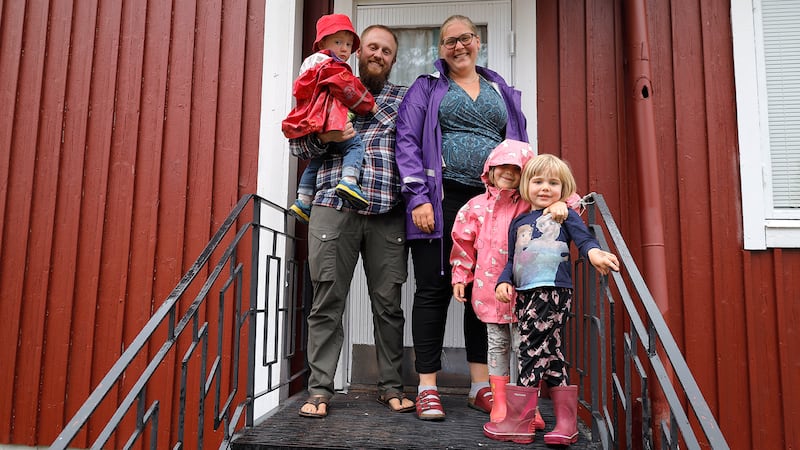 Benjamin och Sofia Edman, med barnen Frid, 2, Vilhelmina, 4 och Helly, 6 år.