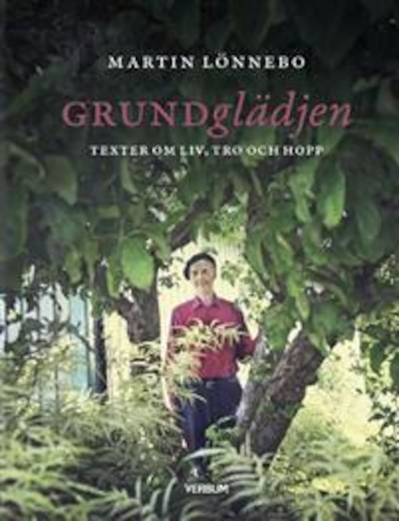 Boken ”Grundglädjen”. I ett 40-tal korta texter får vi ta del av Martin Lönnebos tro och livsfilosofi och samtidigt kliva in genom grinden till den fantasifulla och unika trädgård som han och hustrun skapat.