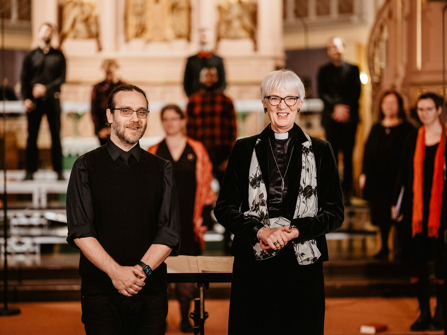 Adventskonsert inspelad i Umeå stadskyrka som visades under första advent. Jonas Östlund, kyrkomusiker och förbundsdirigent i Sveriges Kyrkosångsförbund, var den som kläckte idén. Här tillsammans med prästen Lena Fagéus.