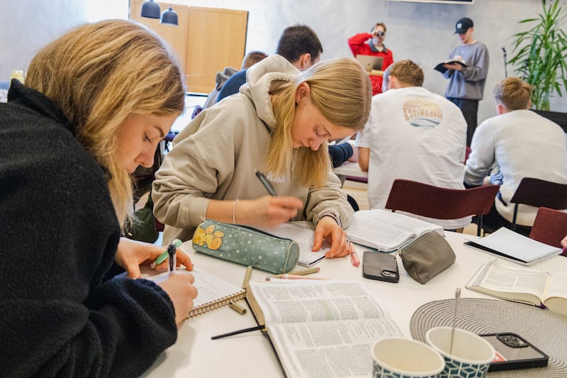 Team från USA berättar om Jesu kärlek bland shoppande svenskar. Dagen följde Carry the love-teamet under en dag av evangelisation och upptäckande av Guds tankar för individen.