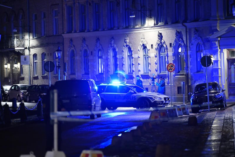 Polis och räddningstjänst larmades till Judiska församlingen på lördagskvällen. Flera personer har setts kasta brinnande föremål mot församlingens lokaler vid synagogan.