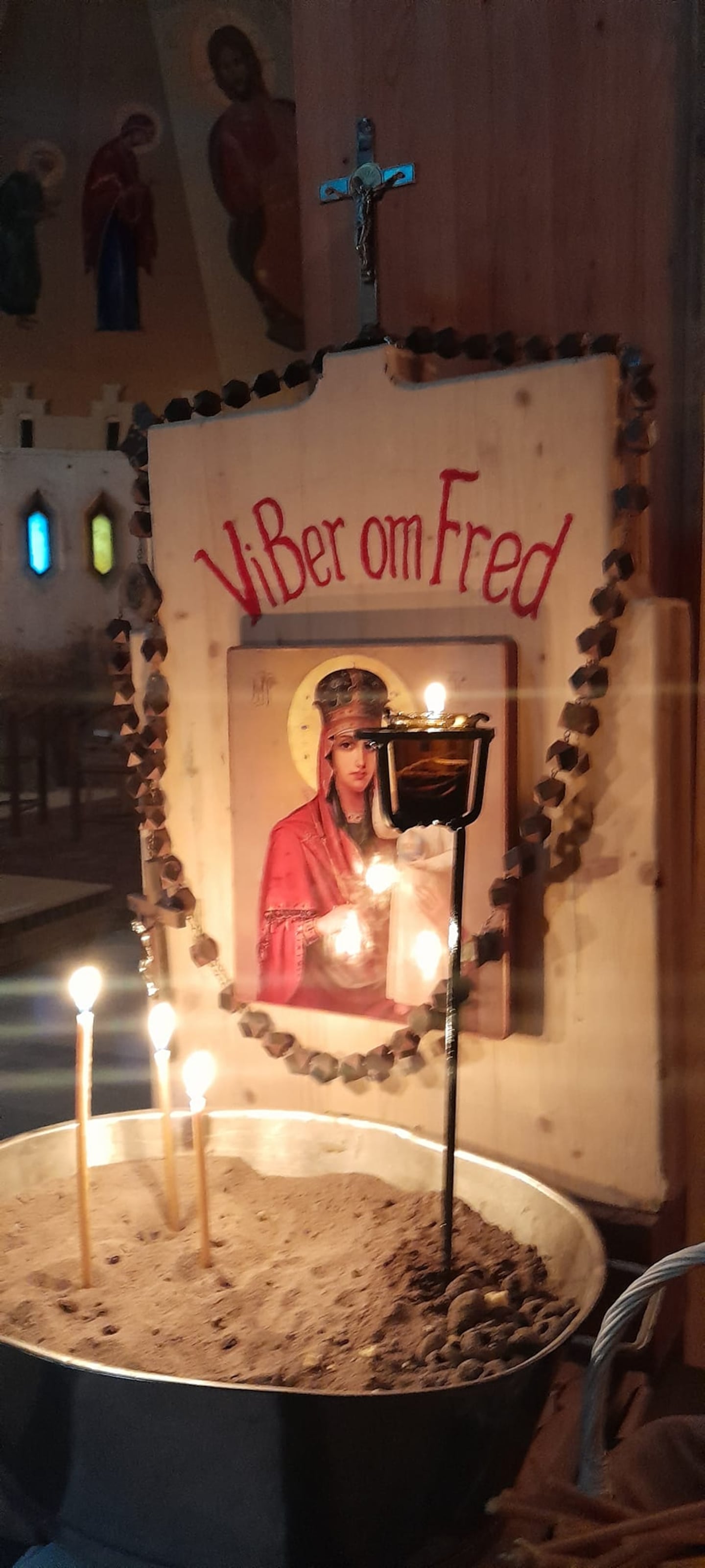 Bröderna i Östanbäcks kloster ber varje dag för fred. Ikonen kommer från ett kloster i Minsk.