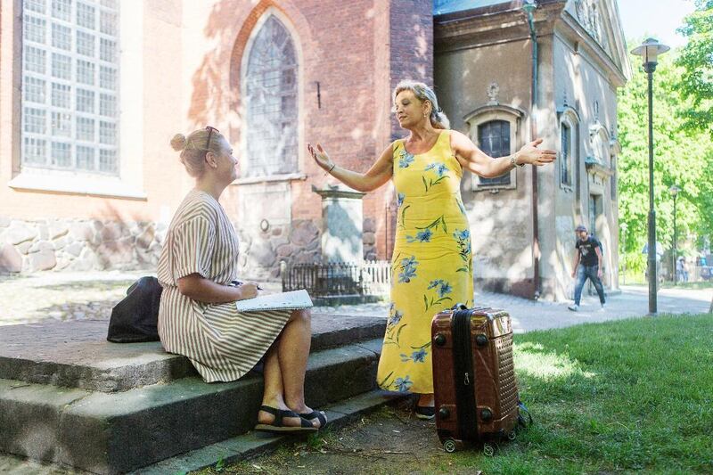 Gitten har glada minnen från S:ta Clara kyrka och hon visar hur Siewert slog ut armarna under deras första gemensamma gudstjänst i kyrkan. Det var advent och de sjöng "Var glad"