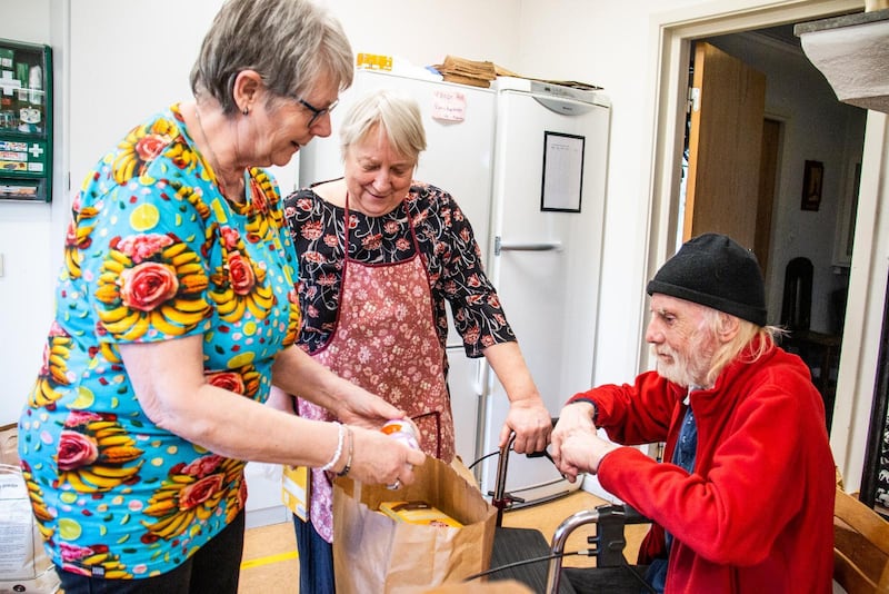 Svenska kyrkan i Östervåla (norra Uppland) står bakom ett projekt som bland annat drivs av eldsjälarna Margareta Palmquist och Ulla Ragnarsson. Sven-Olov Stenman är en av dem som tar emot matkassen med hemlagad mat.