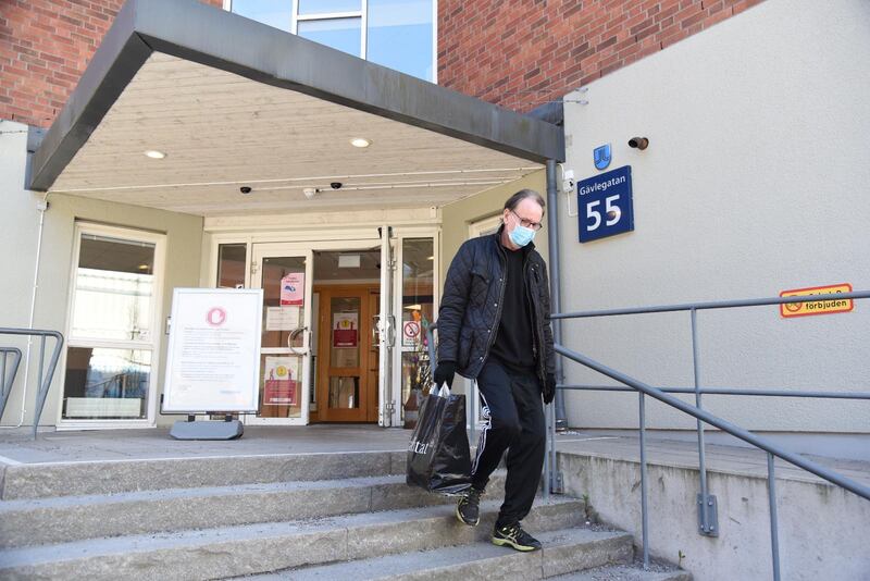 Roland Utbult lämnar Karolinska i Solna där han vårdats för covid-19.