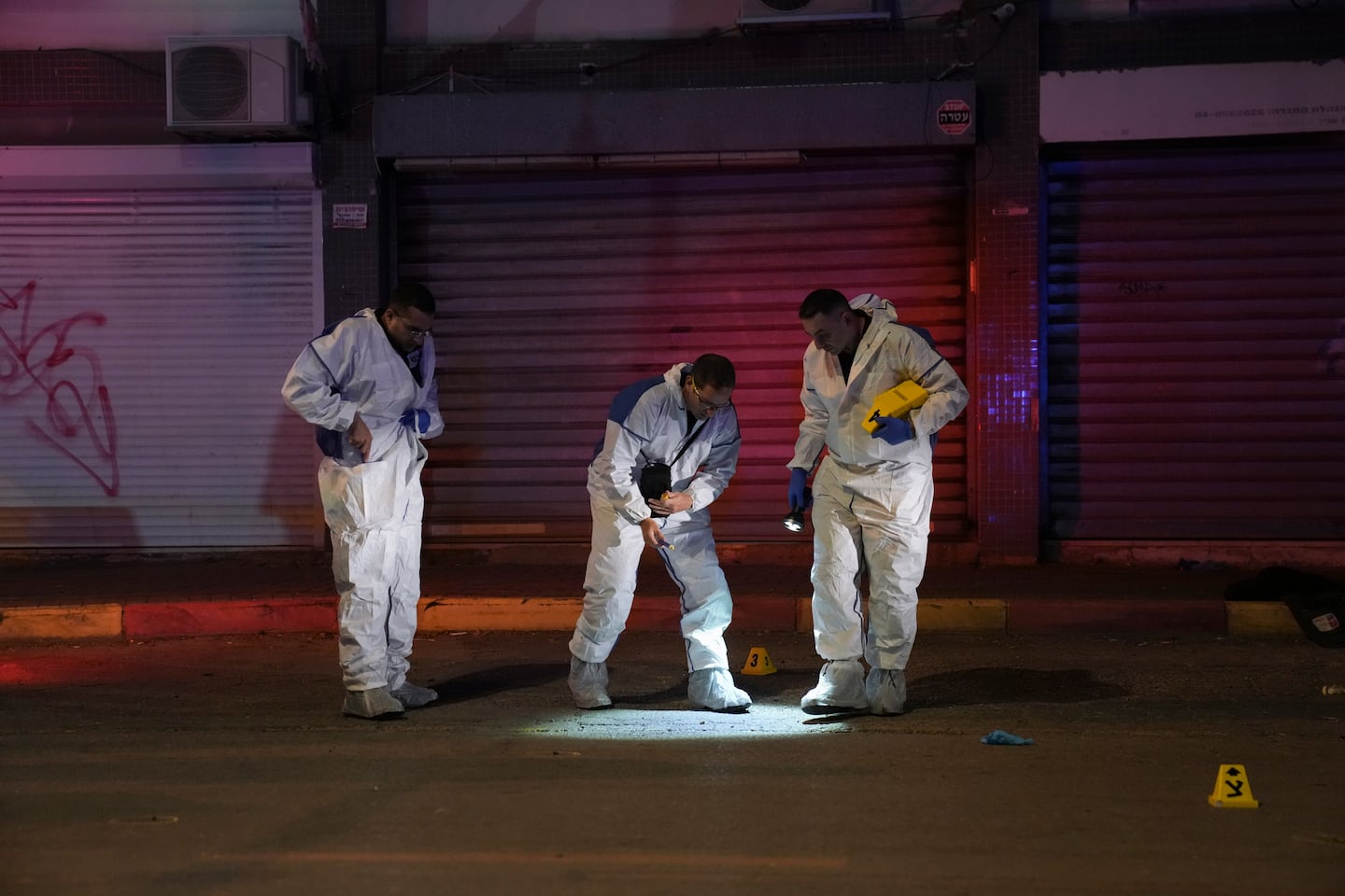 Israelisk polis undersöker platsen för attacken i Hadera.