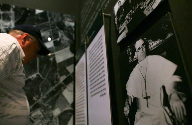 En utställning på förintelsemuseet Yad Vashem i Jerusalem berättar om påve Pius XII:s agerande under andra världskriget.