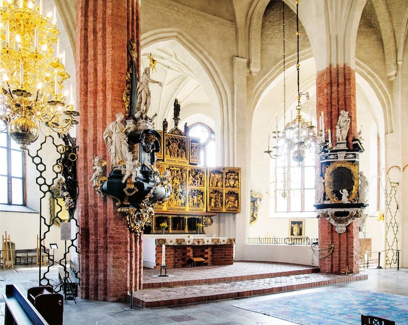 Högaltaret med Sten Stures altarskåp från Antwerpen och på var sida barockmonument.