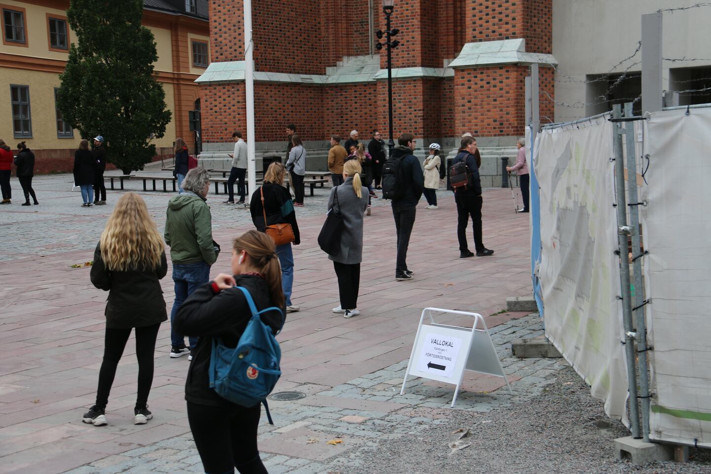 Ungefär en halvtimmes kö fick röstare räkna med utanför Uppsala domkyrka på söndagseftermiddagen.