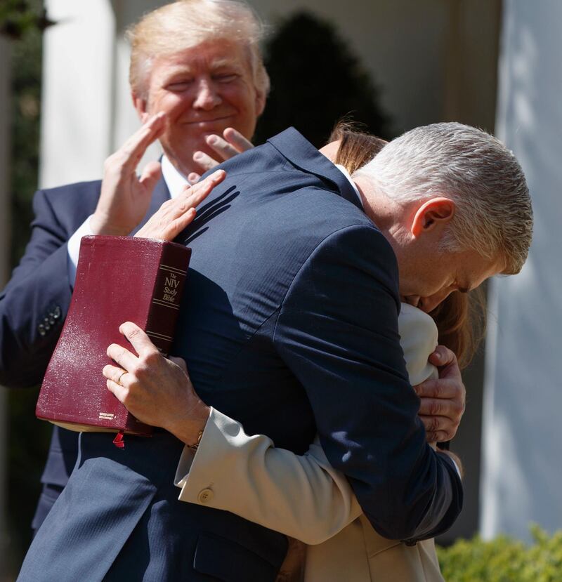 Efteråt kramades Neil Gorsuch om av sin hustru Marie Louise Gorsuch.  