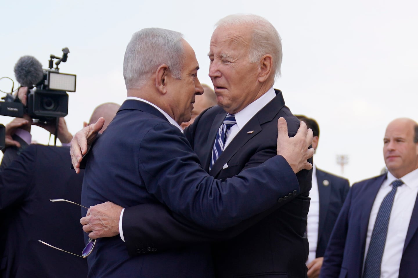 Joe Biden får en kram av Benjamin Netanyahu