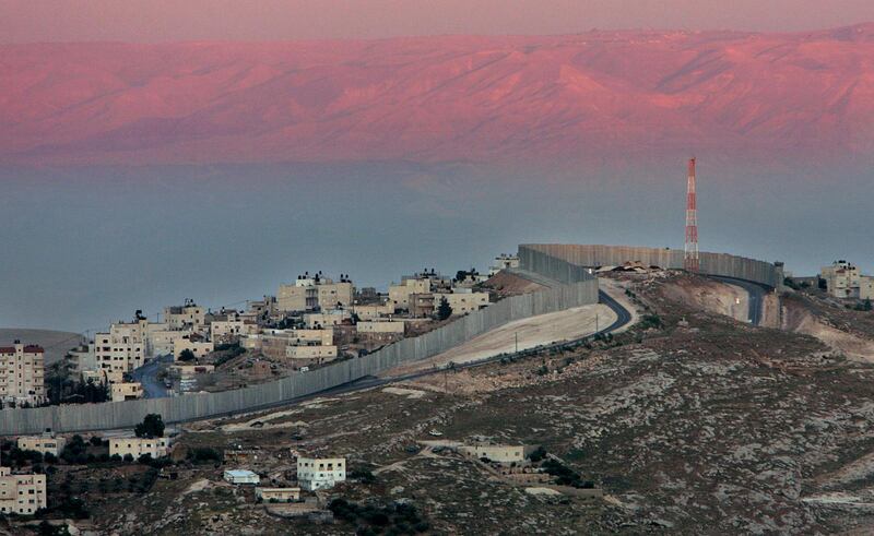 DELAT LAND. Mellan israeliska och palestinska områden på Västbanken går en barriär som fördöms av FN. Israel försvarar barriären med att den hindrar palestinska terrorattentat.