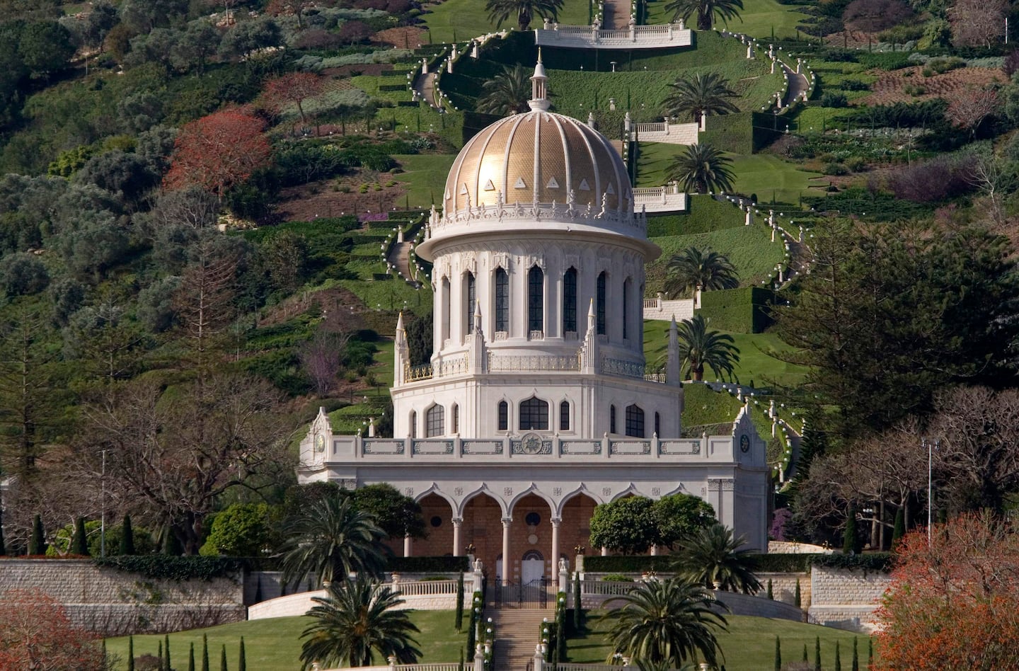 Bahai är en religion som föddes i Iran, men en av dess heligaste platser ligger i Haifa, Israel. Detta Bahai-tempel är av FN utsedd till ett världsarv.