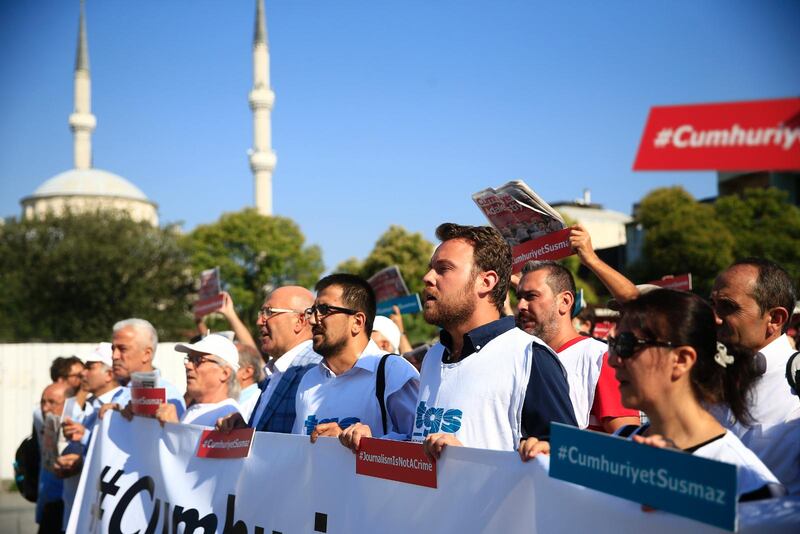  Sedan den misslyckade militärkuppen i Turkiet 2016 har cirka 40 000 turkar fängslats. Det hårdnande klimatet i Turkiet oroar många  och nu har EU fryst medlemsförhandlingarna med Turkiet. Bilden är från Turkiet i juli i år då människor protesterade mot en rättegång där journalister från tidningen Cumhuriyet stod anklagade för att hjälpa terrororganisationer.