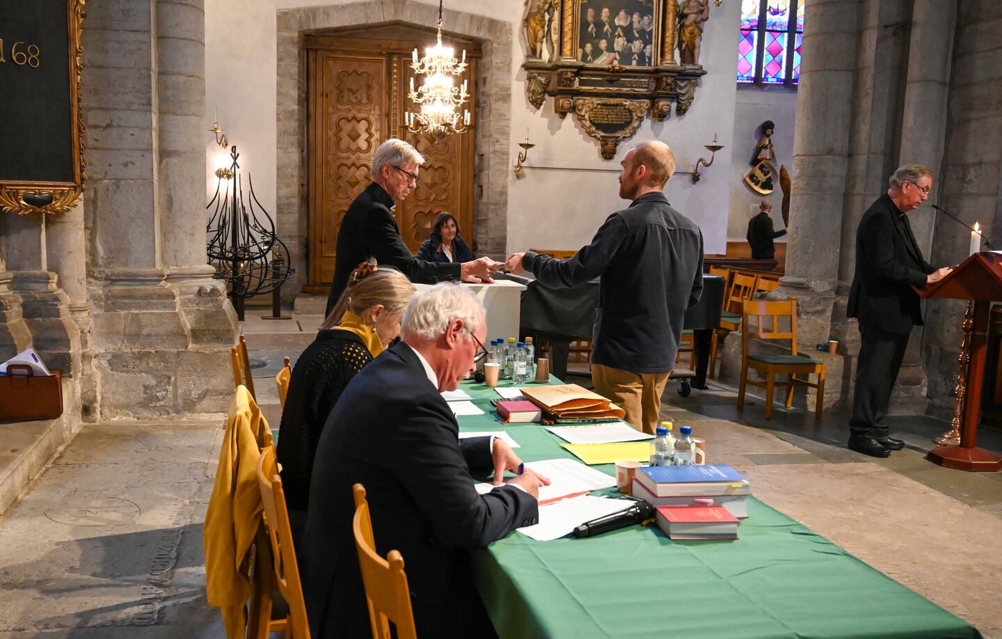 Benjamin Ulbricht, präst i Visby stift avlägger sin röst i biskopsvalet på plats inne i domkyrkan.