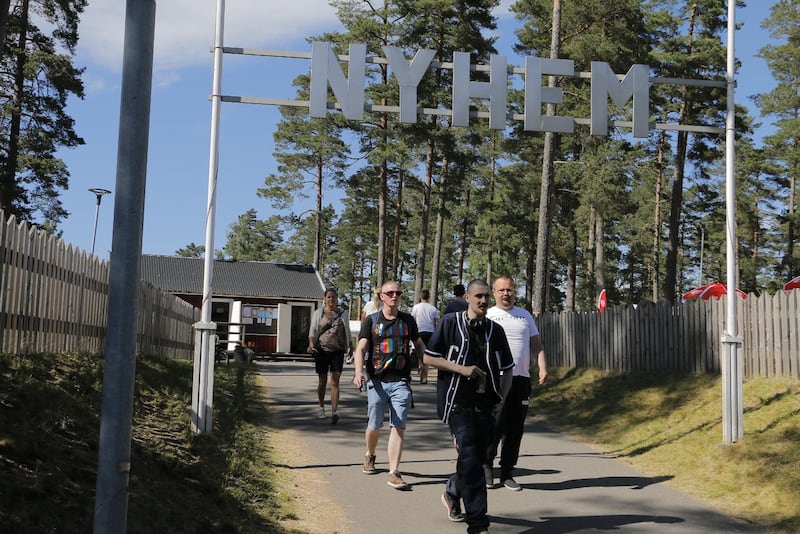 Under de klassiska tallarna utanför Mullsjö.