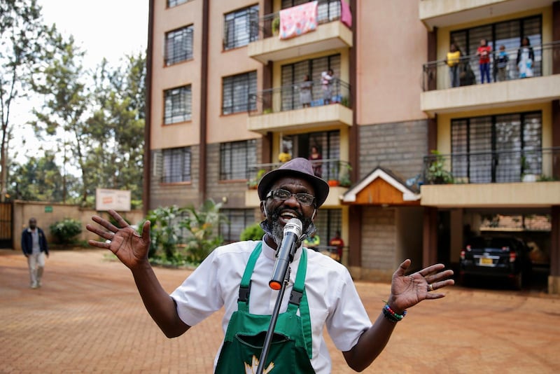 Prästen Paul Machira predikar och sjunger för folket i ett bostadsområde i Nairobi, Kenya.