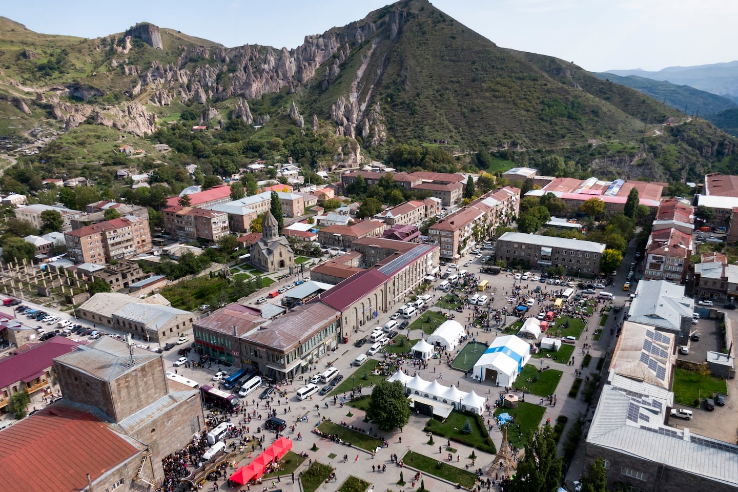 Staden Goris, i sydvästra Armenien, har satt upp tältläger för de armeniska flyktingarna från Nagorno-Karabach. Drönarfoto.