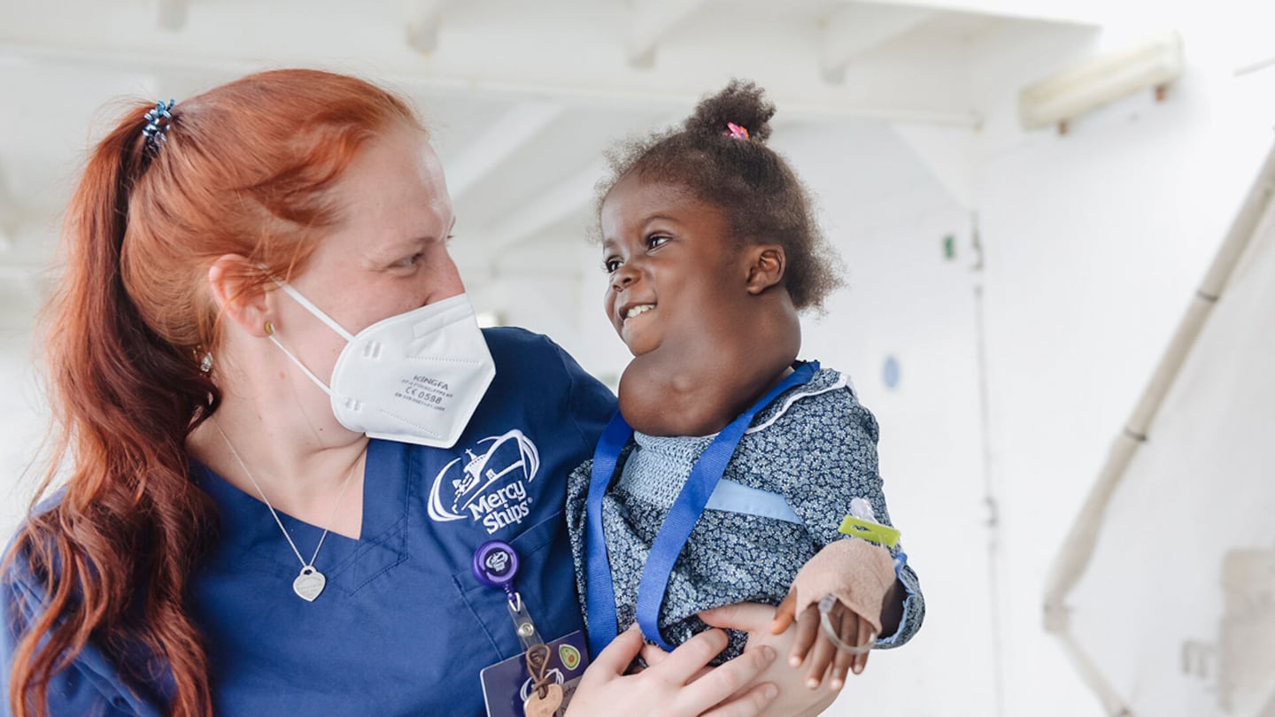 Mercy Ships, Umu med sköterska innan operation.