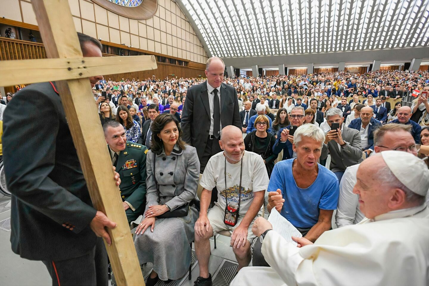 Svenska pilgrimsvandrare lämnade korset till påven. Alf Lax en av fem som fick möta påven Franciskus efter korsvandring till Rom.