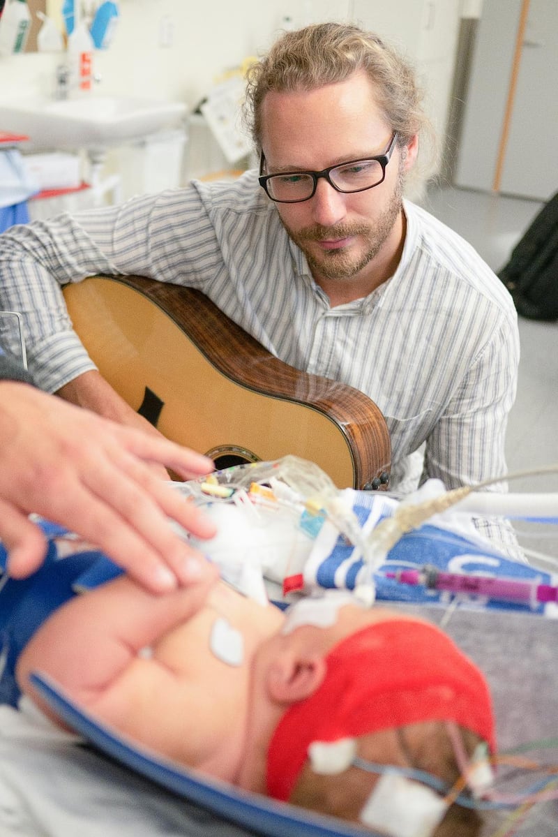 Pappa Mattias Davén sjöng för sin son på sjukhuset.