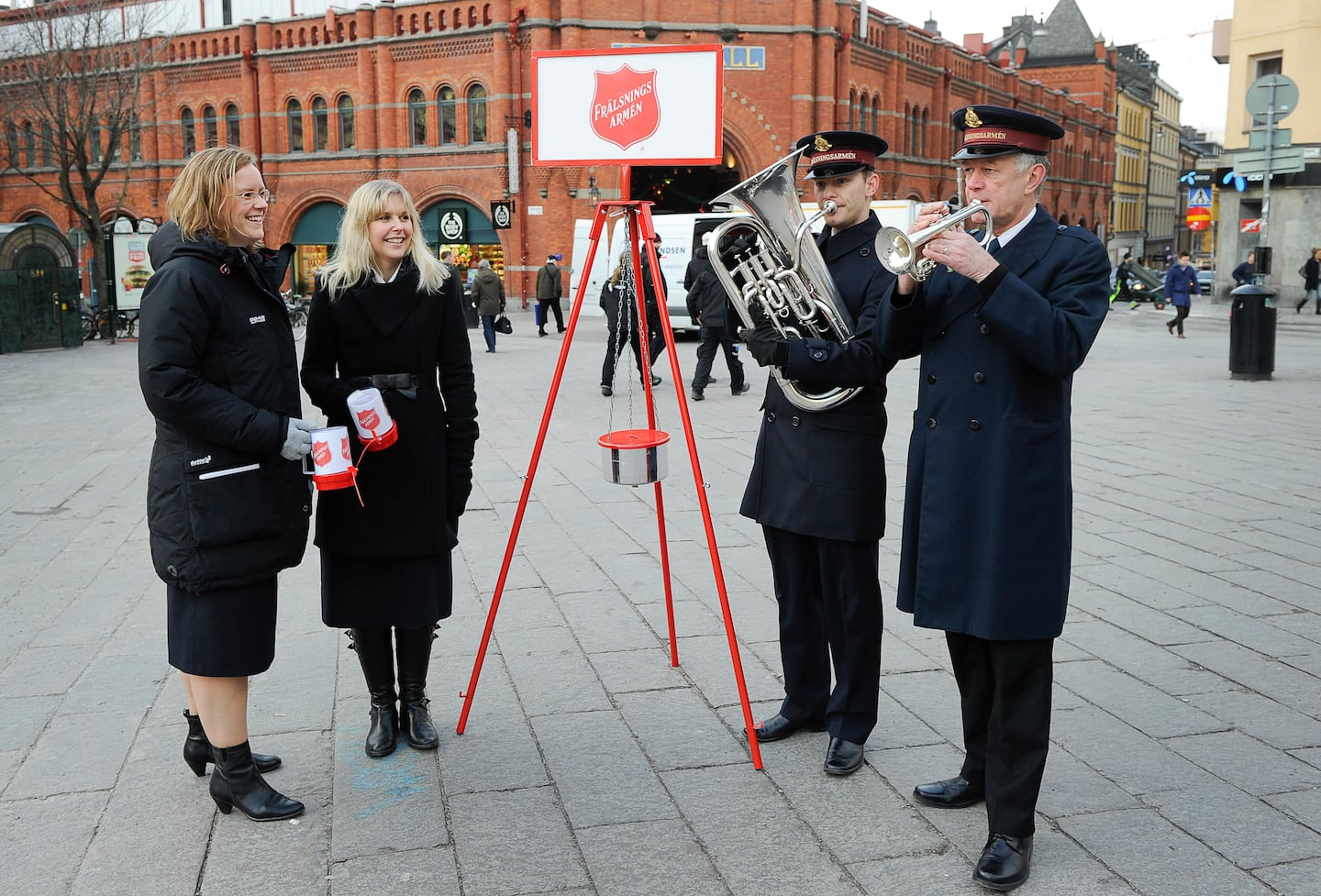 STOCKHOLM 20120113
Frälsningsarmén samlar in pengar på Östermalmstorg i Stockholm med hjälp av musik. 
Foto: Anders Wiklund / SCANPIX / Kod 10140