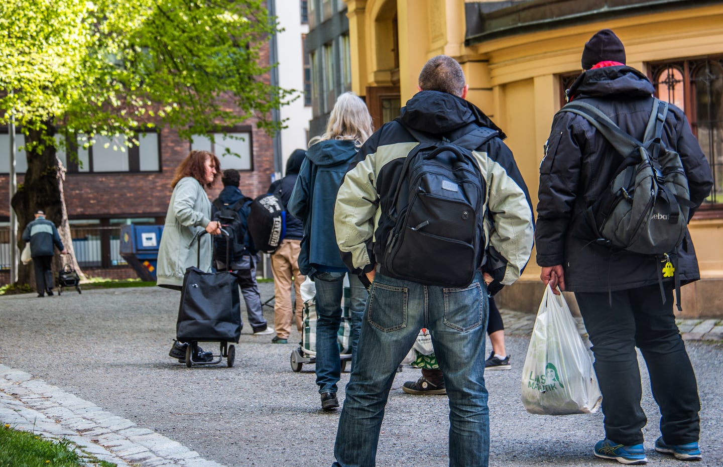 Matutdelningsverksamheten till utsatta människor i Stockholm har återigen dragit i gång i S:t Clara. Detta efter två veckors paus på grund av coronasmitta. Flera blev smittade av coronaviruset – efter sanering har kyrkan öppnat igen.