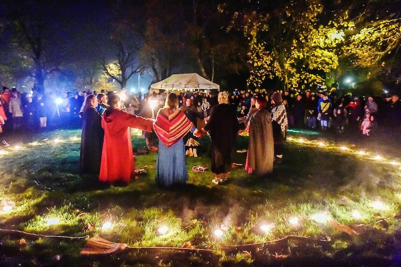 Förhäxade. ”Häxans hus” leder en trumceremoni i den lilla orten Skåne-Tranås på Österlen. De anordnar även häxkurser, väsenvandring och fullmåneträffar.