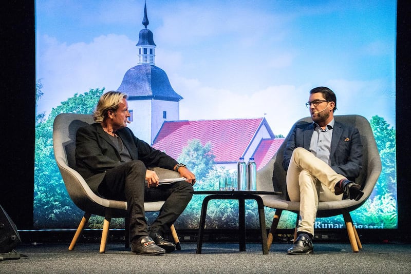 Jimmie Åkesson samtalar med Runar Sögaard under det första "Väckelsemötet" i Uppsala i slutet av augusti.