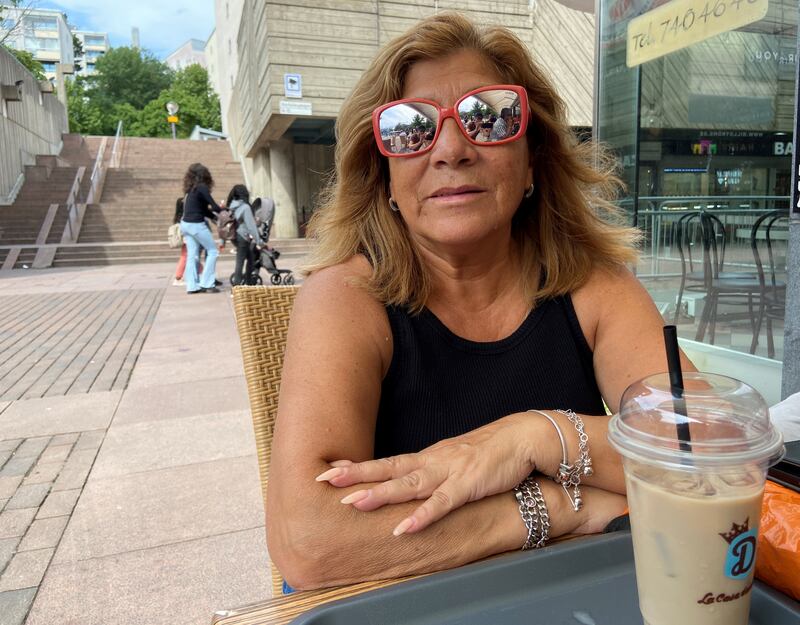 Margarita Rojas från Vårby gård sitter med en islatte, en kall kaffe, på Billströms i Skärholmen.