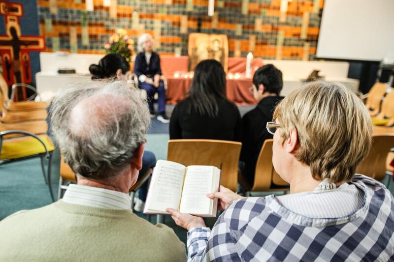 De Protestantse Kerk Den Haag volgt de Gereformeerde Kerk Vrijgemaakt in Katwijk op met het bieden van kerkasiel aan het gezin Tamrazyan. Een voortdurende kerkdienst moet de familie rust bieden. Doel is, volgens Theo Hettema, voorzitter van de Algemene Kerkenraad, tijd en ruimte te creëren voor dialoog met de overheid over een dilemma waar volgens Hettema geen kerk voor geplaatst zou moeten worden: kiezen tussen respect voor de overheid en het beschermen van de rechten van een kind.