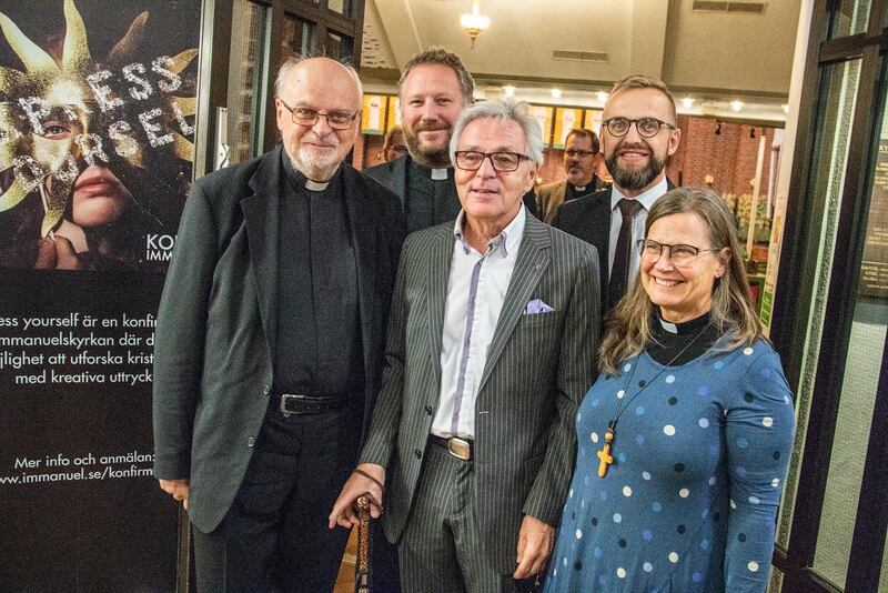 Bildspel: Omkring 140 kyrkoledare, pastorer och aktiva emeriti firade 100 år av frikyrkans ekumenik. På bilden: Anders Arborelius (katolska kyrkan), Lasse Johansson (Equmeniakyrkan), Sten-Gunnar Hedin (tidigare ledare för Pingst FFS), Daniel Alm (Pingst) och Karin Wiborn, generalsekreterare för Sveriges kristna råd (SKR).