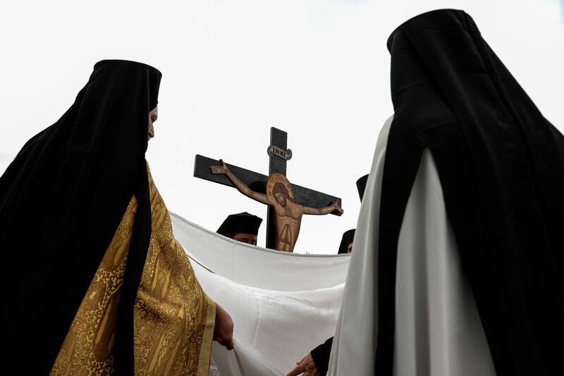 GREKLAND. Ett krucifix vid ett kloster utanför Atén, där ortodoxa präster tar ner Jesus. I dag på påskdagen firas uppståndelsen.